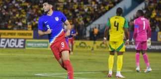 Ricardo Pepi, de la selección de Estados Unidos, festeja tras anotar ante Jamaica en un partido de la Liga de Naciones el jueves 14 de noviembre de 2024 en Kingston. Foto: La Hora/AP