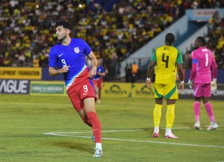 Ricardo Pepi, de la selección de Estados Unidos, festeja tras anotar ante Jamaica en un partido de la Liga de Naciones el jueves 14 de noviembre de 2024 en Kingston. Foto: La Hora/AP