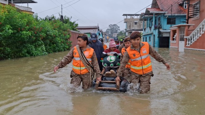 Evacuación de familias afectas por inundaciones en Alta Verapaz.