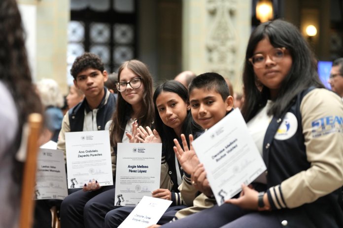 Jóvenes guatemaltecos competirán en la XVI Olimpiada Latinoamericana de Astronomía y Astronáutica. Foto La Hora: Vicepresidencia