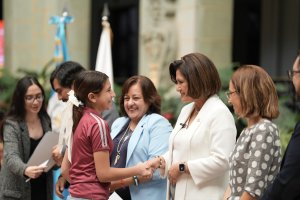 La vicepresidenta Karin Herrera motiva a los jóvenes guatemaltecos antes de competir en la Olimpiada. Foto La Hora: Vicepresidencia