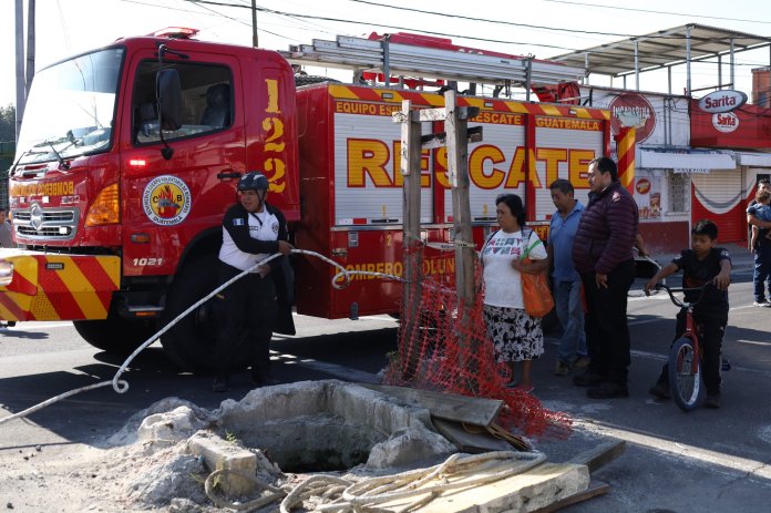 Los Bomberos Voluntarios rescataron a un hombre en un pozo de la zona 11 capitalina. Foto: La Hora / Bomberos Voluntarios.