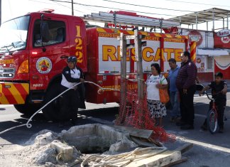 Los Bomberos Voluntarios rescataron a un hombre en un pozo de la zona 11 capitalina. Foto: La Hora / Bomberos Voluntarios.