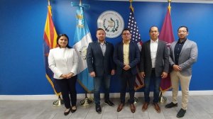 Representantes de Minex y la Contraloría General durante la revisión de programas de asistencia en el Consulado de Guatemala en Arizona. Foto La Hora: MINEX Guatemala