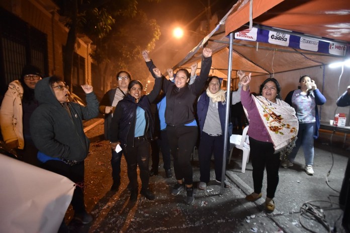 Un grupo de salubristas celebra la aprobación del presupuesto 2025