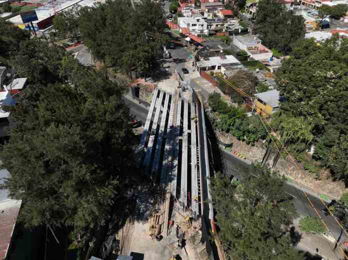 Avances en la construcción del puente Adolfo Mijangos muestran el posible cumpliendo en los plazos acordados.