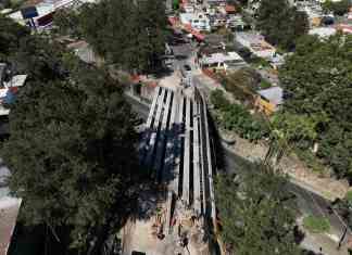 Avances en la construcción del puente Adolfo Mijangos muestran el posible cumpliendo en los plazos acordados.