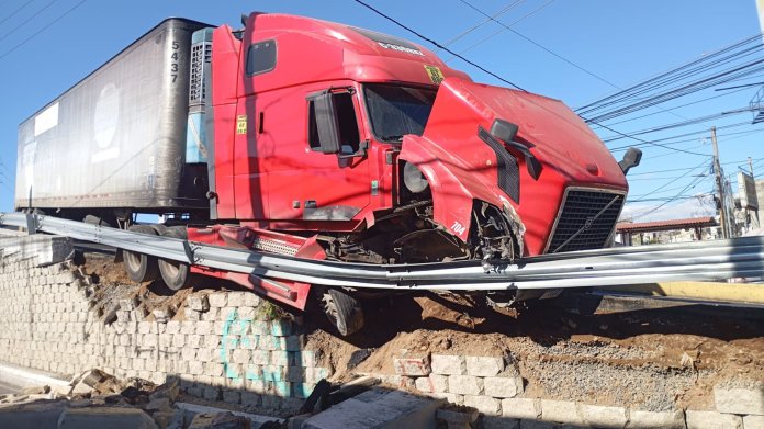 Tráiler provoca daños en paso a desnivel de Villa Hermosa: Foto: La Hora / PMT Villa Nueva