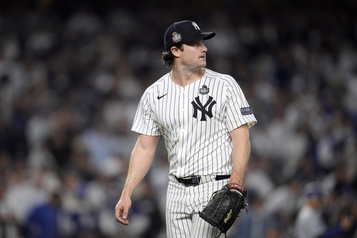 Gerrit Cole de los Yankees de Nueva York mira la pizarra tras lanzar ante los Dodgers de Los Ángeles en el quinto inning del quinto juego de la Serie Mundial, el miércoles 30 de octubre de 2024, en Nueva York. (AP Foto/Godofredo A. Vásquez