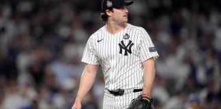 Gerrit Cole de los Yankees de Nueva York mira la pizarra tras lanzar ante los Dodgers de Los Ángeles en el quinto inning del quinto juego de la Serie Mundial, el miércoles 30 de octubre de 2024, en Nueva York. (AP Foto/Godofredo A. Vásquez