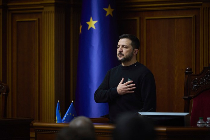 En esta imagen proporcionada por el servicio de prensa del presidente de Ucrania el 19 de noviembre de 2024, el presidente, Volodymyr Zelenskyy, escucha el himno nacional antes de su discurso en el Verkhovna Rada en Kiev, Ucrania. ( Servicio de prensa del presidente de Ucrania Foto: La Hora/AP