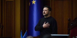 En esta imagen proporcionada por el servicio de prensa del presidente de Ucrania el 19 de noviembre de 2024, el presidente, Volodymyr Zelenskyy, escucha el himno nacional antes de su discurso en el Verkhovna Rada en Kiev, Ucrania. ( Servicio de prensa del presidente de Ucrania Foto: La Hora/AP