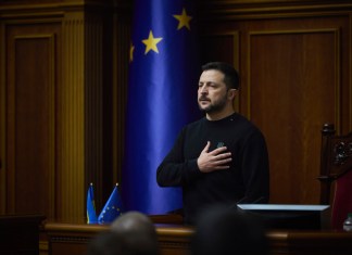 En esta imagen proporcionada por el servicio de prensa del presidente de Ucrania el 19 de noviembre de 2024, el presidente, Volodymyr Zelenskyy, escucha el himno nacional antes de su discurso en el Verkhovna Rada en Kiev, Ucrania. ( Servicio de prensa del presidente de Ucrania Foto: La Hora/AP