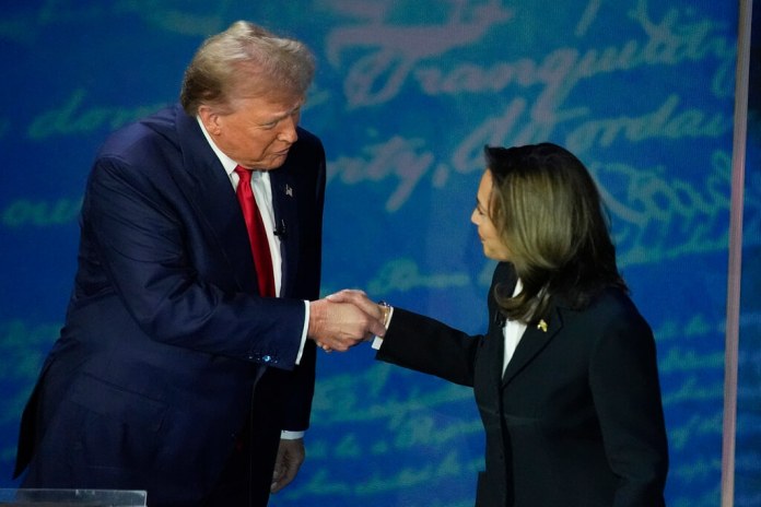 Donald Trump y Kamala Harris se dan la mano antes del inicio de un debate presidencial de ABC, el martes 10 de septiembre de 2024. Foto La Hora: (AP Foto/Alex Brandon)