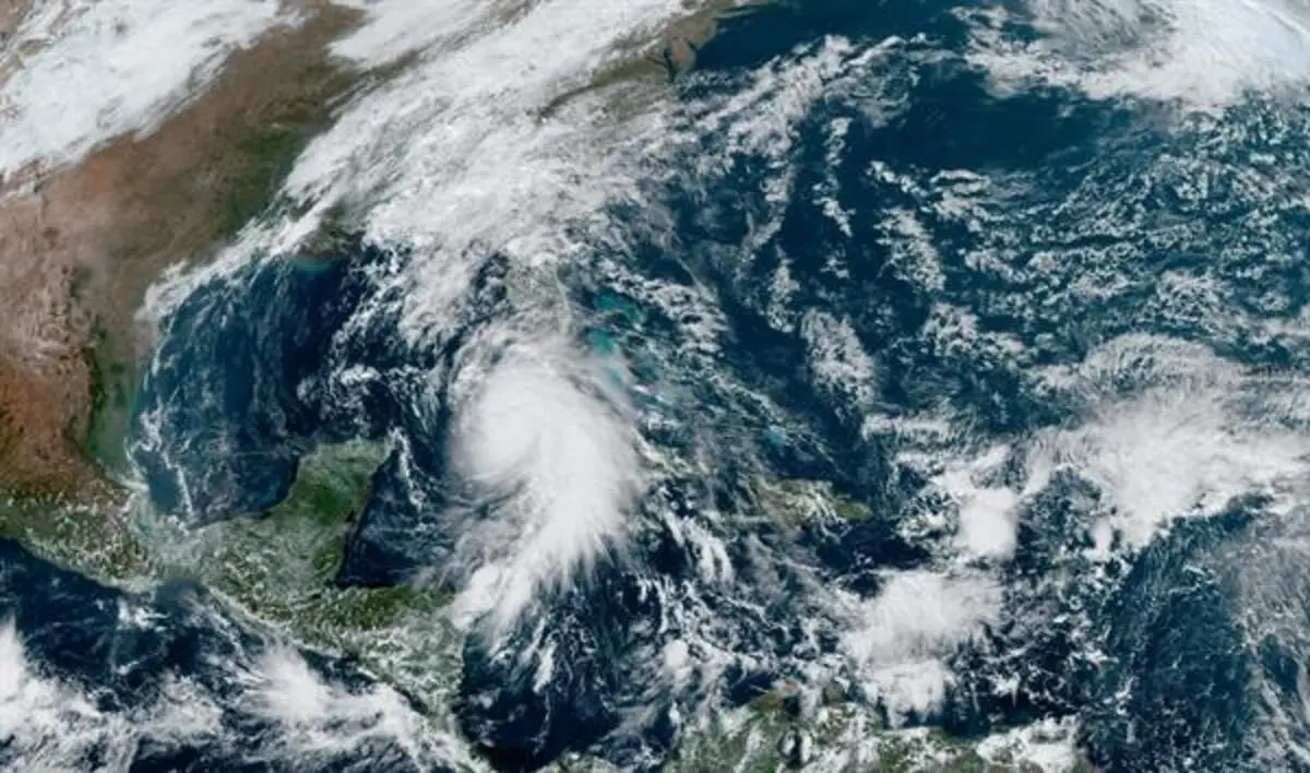 Fotografía satelital cedida por la Oficina Nacional de Administración Oceánica y Atmosférica (NOAA) a través del Centro Nacional de Huracanes (NHC) estadounidense donde se muestra la localización del huracán Rafael sobre el Caribe. EFE/NOAA-NHC /SOLO USO EDITORIAL /NO VENTAS /SOLO DISPONIBLE PARA ILUSTRAR LA NOTICIA QUE ACOMPAÑA /CRÉDITO OBLIGATORIO