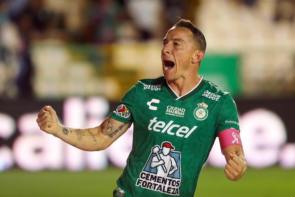 Andrés Guardado de León celebra un gol ante Querétaro, este sábado durante un partido de la jornada 14 del torneo Apertura 2024 de la Liga MX, disputado en el estadio León, en León (México). EFE/Luis Ramírez