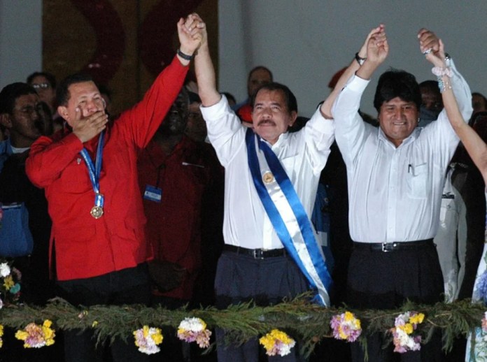 Fotografía de archivo del expresidente de Venezuela Hugo Chávez, del presidente de Nicaragua, Daniel Ortega y el expresidente de Bolivia, Evo Morales. EFE/Roberto Escobar.