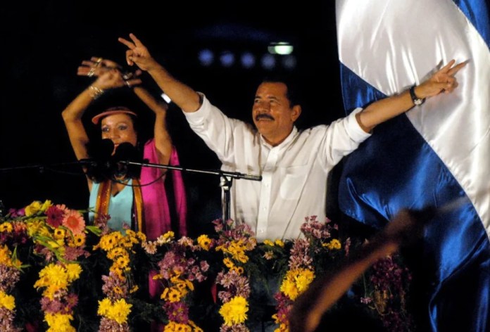 Fotografía de archivo de Daniel Ortega (d) y su esposa, Rosario Murillo. EFE/Mario López.