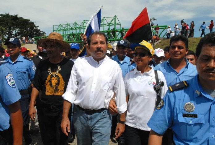 Daniel Ortega (c), líder del Frente Sandinista de Liberación Nacional (FSLN). EFE/Mario López