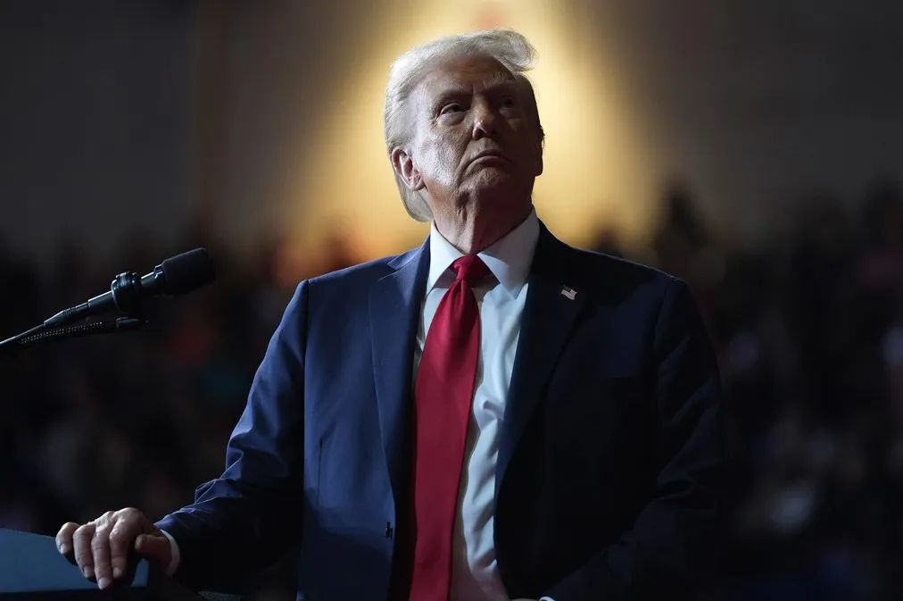 El candidato republicano a la presidencia, el expresidente Donald Trump, ve un video en una pantalla durante un evento en el centro cívico de Salem, Virginia, el sábado 2 de noviembre de 2024. (AP Foto/Evan Vucci)