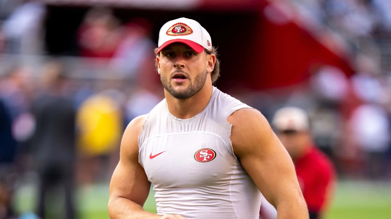 El ala defensiva de los 49ers de San Francisco, Nick Bosa, habla en una conferencia de prensa después de un partido de fútbol americano de la NFL contra los Cowboys de Dallas en Santa Clara, California, el domingo 27 de octubre de 2024. (Foto AP/Eakin Howard)