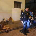 Madre en estado de ebriedad abandona a tres niños en la vía publica