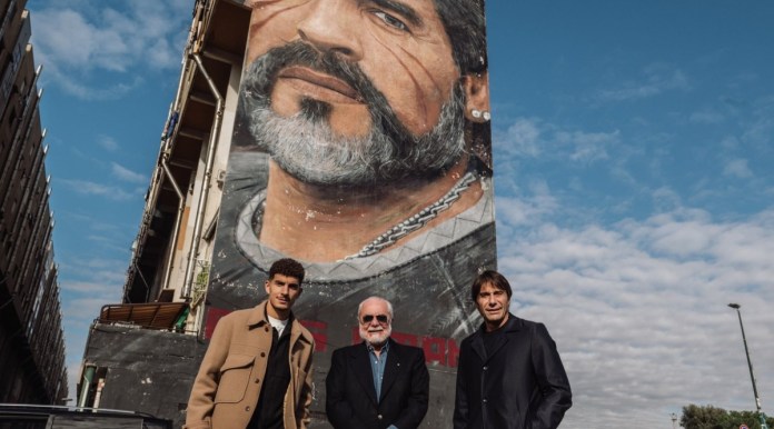 El presidente, Aurelio De Laurentiis; el entrenador, Antonio Conte; y el capitán, Giovanni Di Lorenzo; visitó los dos murales más famosos que conviven en la ciudad sureña recordando la figura del Diego. Foto La Hora: Nápoli Oficial.