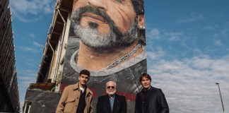 El presidente, Aurelio De Laurentiis; el entrenador, Antonio Conte; y el capitán, Giovanni Di Lorenzo; visitó los dos murales más famosos que conviven en la ciudad sureña recordando la figura del Diego. Foto La Hora: Nápoli Oficial.