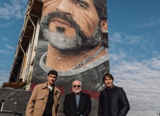 El presidente, Aurelio De Laurentiis; el entrenador, Antonio Conte; y el capitán, Giovanni Di Lorenzo; visitó los dos murales más famosos que conviven en la ciudad sureña recordando la figura del Diego. Foto La Hora: Nápoli Oficial.