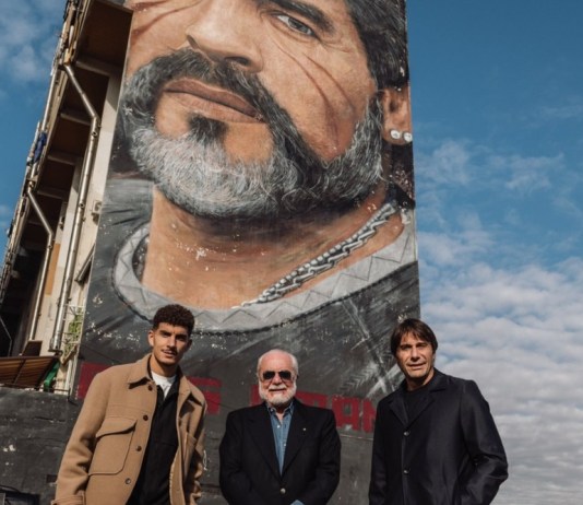 El presidente, Aurelio De Laurentiis; el entrenador, Antonio Conte; y el capitán, Giovanni Di Lorenzo; visitó los dos murales más famosos que conviven en la ciudad sureña recordando la figura del Diego. Foto La Hora: Nápoli Oficial.