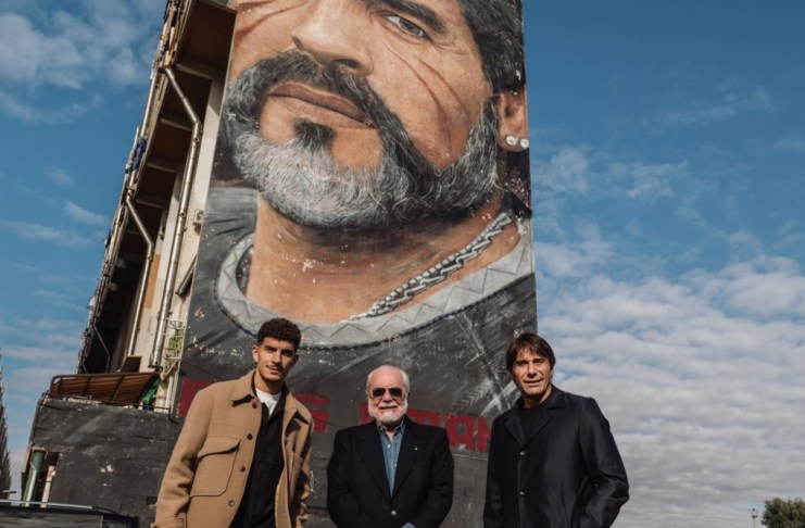 El presidente, Aurelio De Laurentiis; el entrenador, Antonio Conte; y el capitán, Giovanni Di Lorenzo; visitó los dos murales más famosos que conviven en la ciudad sureña recordando la figura del Diego. Foto La Hora: Nápoli Oficial.