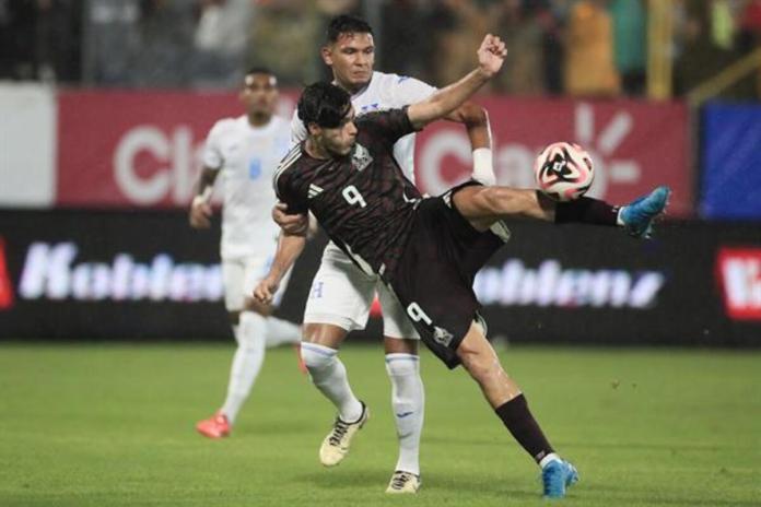 Raúl Jiménez de México patea una balón en un partido de la Copa Centroamericana entre Honduras y México en el estadio General Francisco Morazán, en San Pedro Sula (Honduras). Foto: La Hora