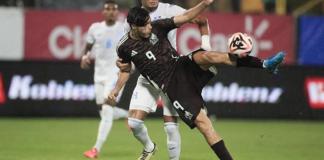 Raúl Jiménez de México patea una balón en un partido de la Copa Centroamericana entre Honduras y México en el estadio General Francisco Morazán, en San Pedro Sula (Honduras). Foto: La Hora