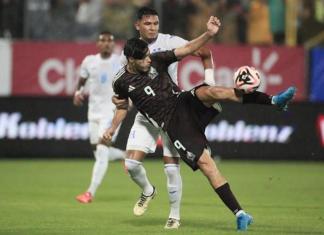 Raúl Jiménez de México patea una balón en un partido de la Copa Centroamericana entre Honduras y México en el estadio General Francisco Morazán, en San Pedro Sula (Honduras). Foto: La Hora