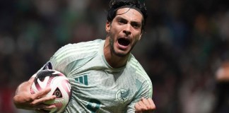 El mexicano Raúl Jiménez celebra el gol que marcó ante Hodnruas por la Liga de Naciones de la CONCACAF en el estadio Nemesio Díez en Toluca, México, el martes 19 de noviembre de 2024. Foto La Hora/ AP