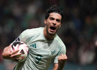 El mexicano Raúl Jiménez celebra el gol que marcó ante Hodnruas por la Liga de Naciones de la CONCACAF en el estadio Nemesio Díez en Toluca, México, el martes 19 de noviembre de 2024. Foto La Hora/ AP