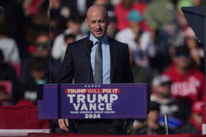 Stephen Miller, estrecho colaborador de Donald Trump, habla ante el candidato presidencial republicano en un mitin de campaÃ±a en Lititz, Pensilvania, el 3 de noviembre de 2024. (AP Foto/Matt Rourke)