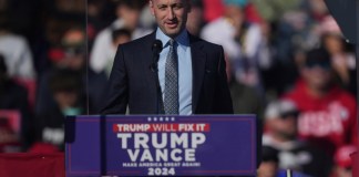 Stephen Miller, estrecho colaborador de Donald Trump, habla ante el candidato presidencial republicano en un mitin de campaña en Lititz, Pensilvania, el 3 de noviembre de 2024. (AP Foto/Matt Rourke)