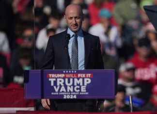 Stephen Miller, estrecho colaborador de Donald Trump, habla ante el candidato presidencial republicano en un mitin de campaña en Lititz, Pensilvania, el 3 de noviembre de 2024. (AP Foto/Matt Rourke)