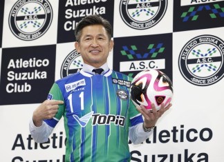 Kazuyoshi Miura, un delantero japonés de 57 años, durante una rueda de prensa en el Estadio Nacional de Tokio, el 25 de junio de 2024. Foto la Hora/AP