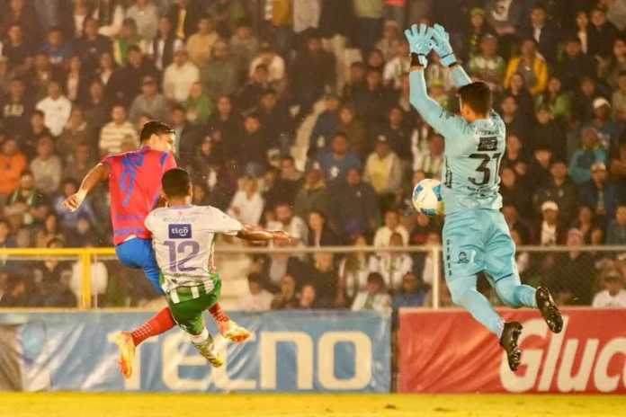 José Martínez en un acción en el estadio Pensativo. José Ardón, y el portero Luis Morán. Foto La Hora: Club Municipal