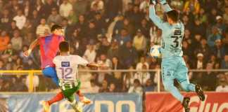 José Martínez en un acción en el estadio Pensativo. José Ardón, y el portero Luis Morán. Foto La Hora: Club Municipal