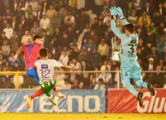 José Martínez en un acción en el estadio Pensativo. José Ardón, y el portero Luis Morán. Foto La Hora: Club Municipal
