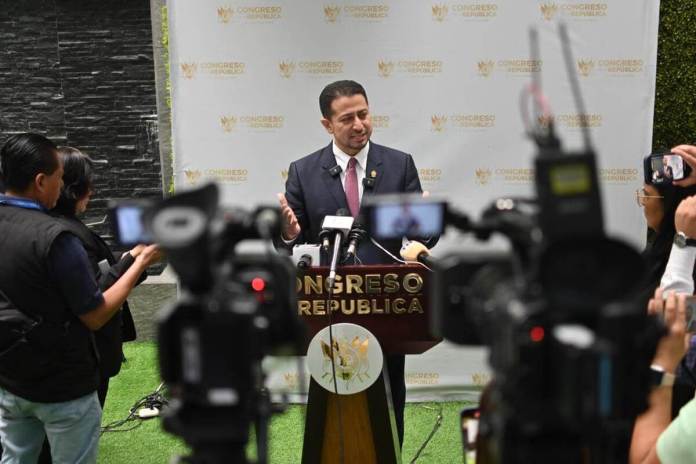 El presidente del organismo Legislativo, Nery Ramos, expresa su apoyo a la nueva ley de la PNC. Foto La Hora: Fabricio Alonzo