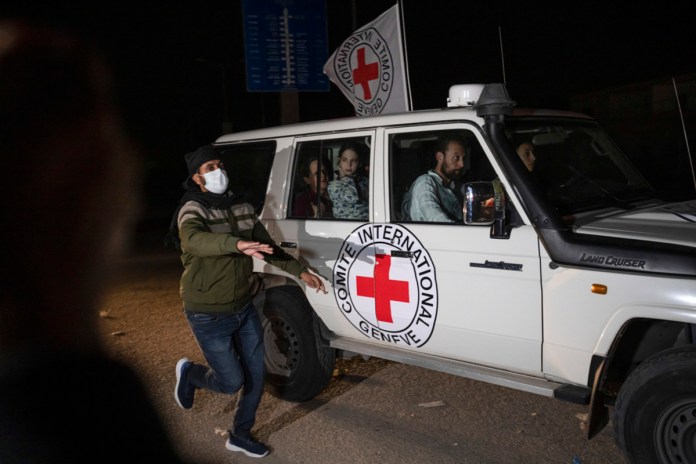 Un vehículo de la Cruz Roja con rehenes israelíes a bordo en la Franja de Gaza con dirección a Egipto en Rafah, Foto: La Hora/AP