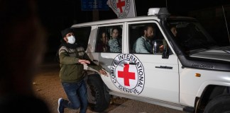 Un vehículo de la Cruz Roja con rehenes israelíes a bordo en la Franja de Gaza con dirección a Egipto en Rafah, Foto: La Hora/AP