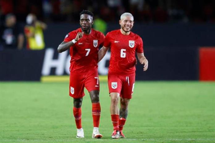 José Luis Rodríguez Francis (i) y Cristian Jesús Martínez de Panamá celebran un gol ante Costa Rica. Foto: La Hora/EFE