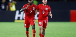 José Luis Rodríguez Francis (i) y Cristian Jesús Martínez de Panamá celebran un gol ante Costa Rica. Foto: La Hora/EFE