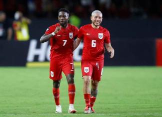 José Luis Rodríguez Francis (i) y Cristian Jesús Martínez de Panamá celebran un gol ante Costa Rica. Foto: La Hora/EFE