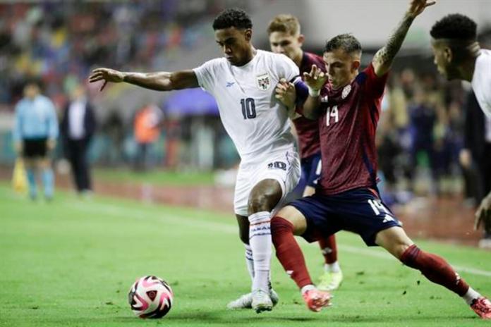 Kenneth Vargas (d) de Costa Rica disputa un balón con Édgar Bárcenas de Panamá este jueves, en un partido de la Copa Centroamericana. Foto: La Hora/AP